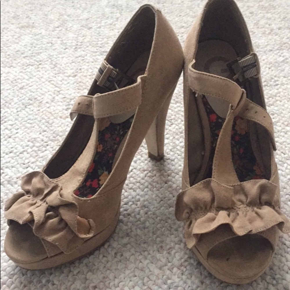 G by GUESS Ruffle Nude Heels